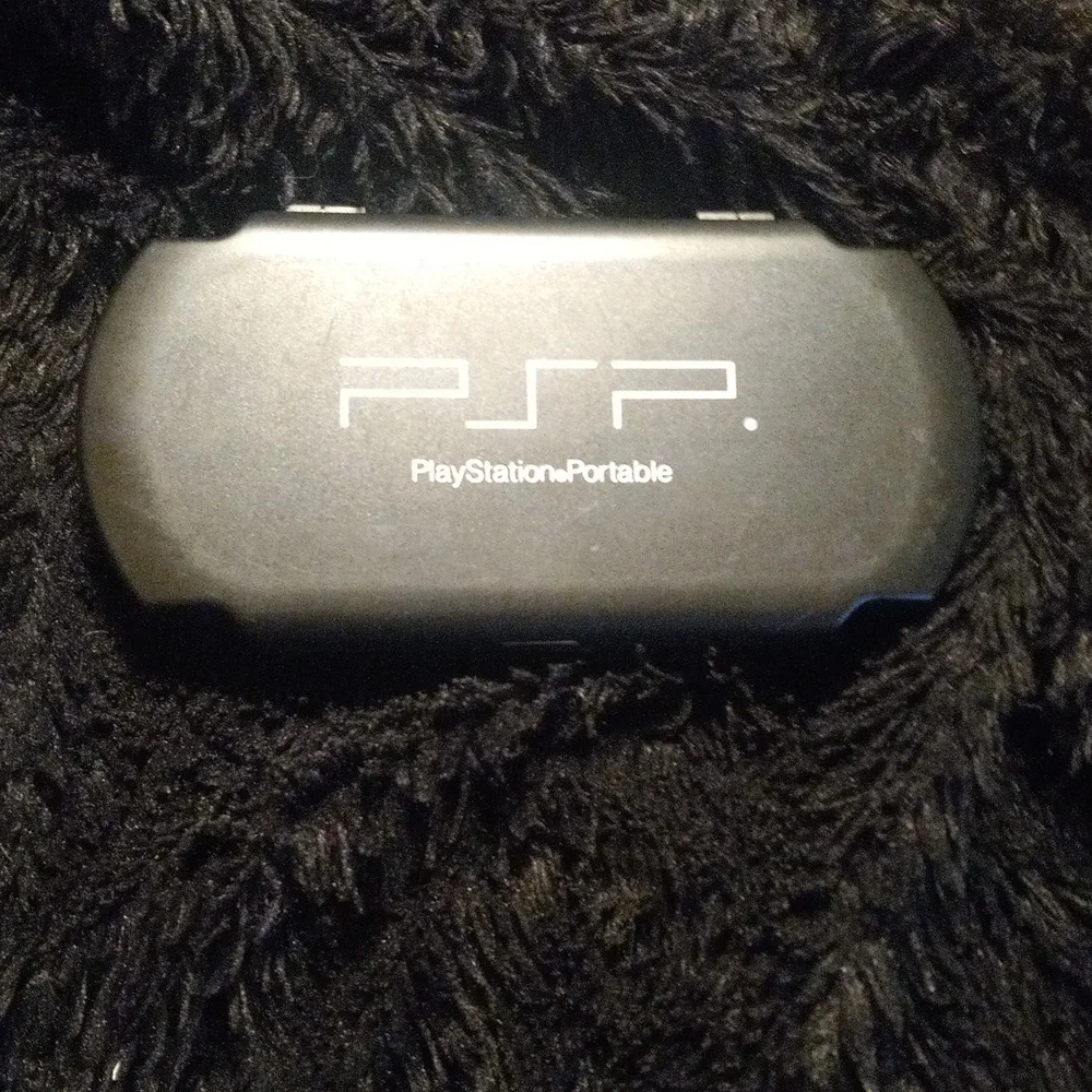 Play station portable case that has 6 discs but holds 8 discs